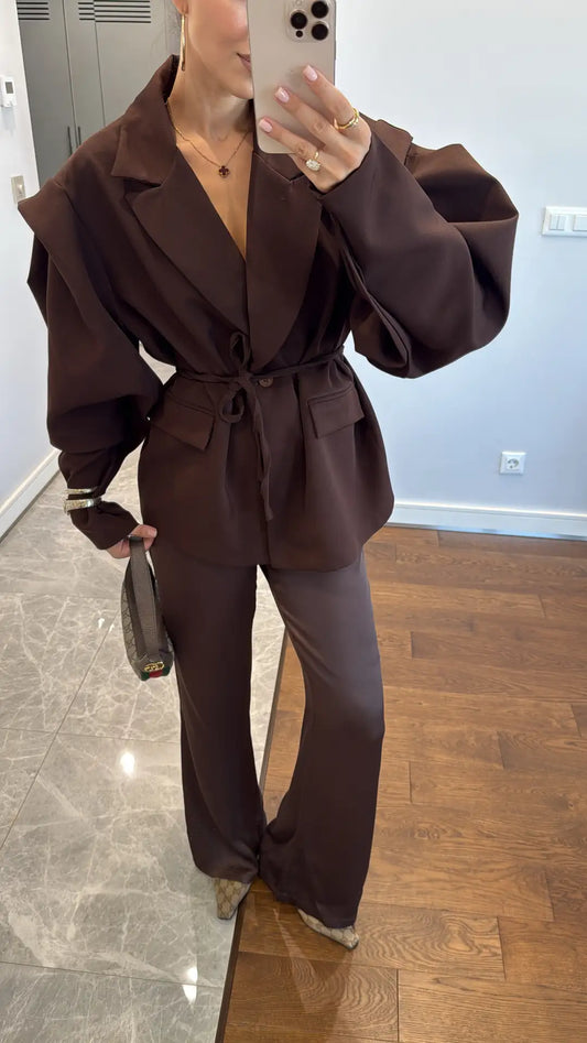 جاكيت بليزر مزين بتفاصيل على الأكمام وحزام