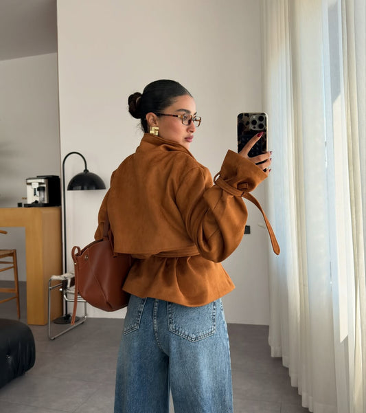 جاكيت من جلد الغزال بلون القرفة مع حزام مزدوج الصدر