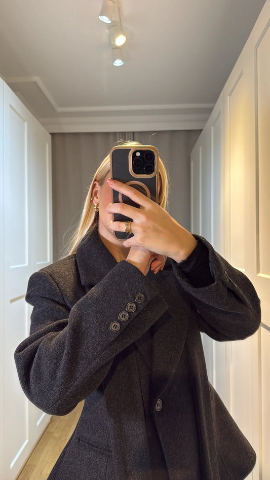 جاكيت كشمير فاخر بتصميم مبطن وشال بلون دخاني داكن