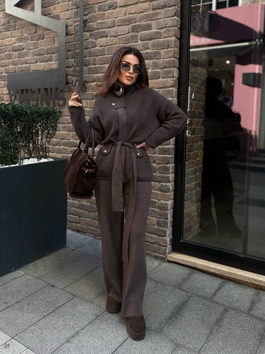 طقم ملابس محبوكة بياقة واقفة وحزام