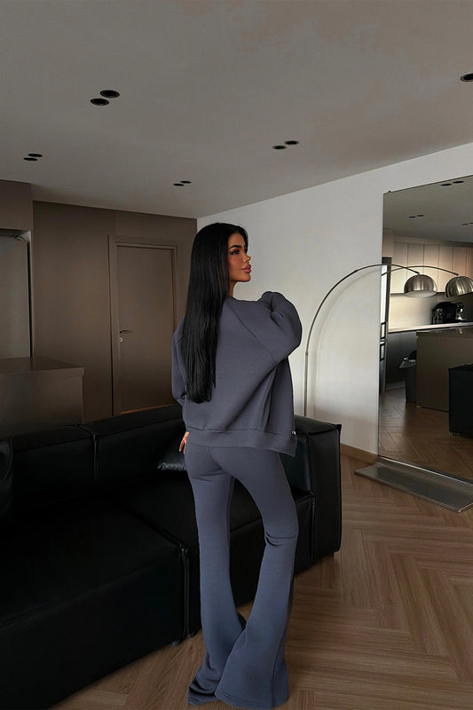 طقم رياضي بيرديتا باللون الرمادي الدخاني