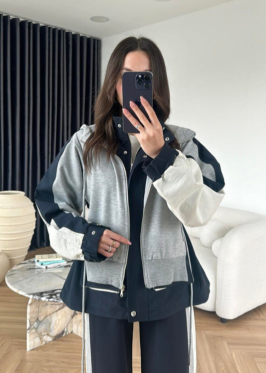 بدلة مزينة بغطاء رأس باللونين الأزرق الداكن والرمادي