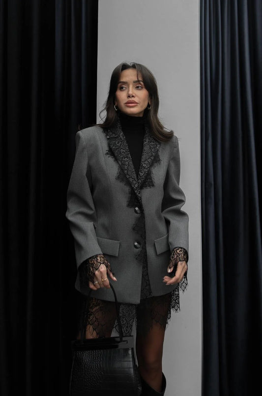 جاكيت رمادي بتفاصيل من الدانتيل
