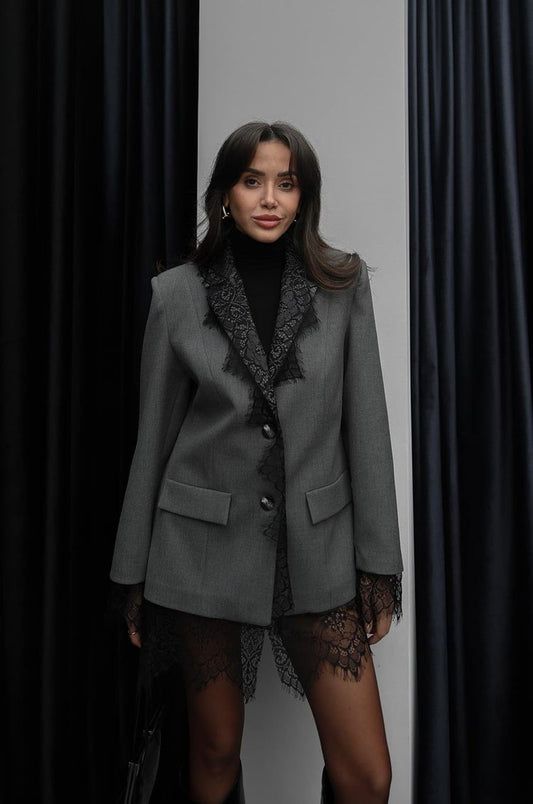 جاكيت رمادي بتفاصيل من الدانتيل