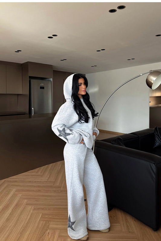 بدلة رياضية رمادية بنجوم