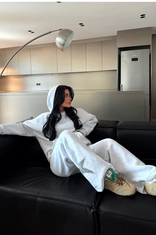 بدلة رياضية رمادية بنجوم