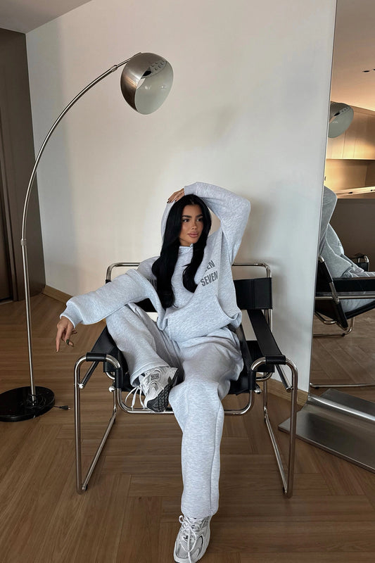 بدلة رياضية رمادية من دارسي