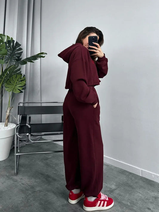 طقم رياضي مطرز بقلب أحمر قرمزي