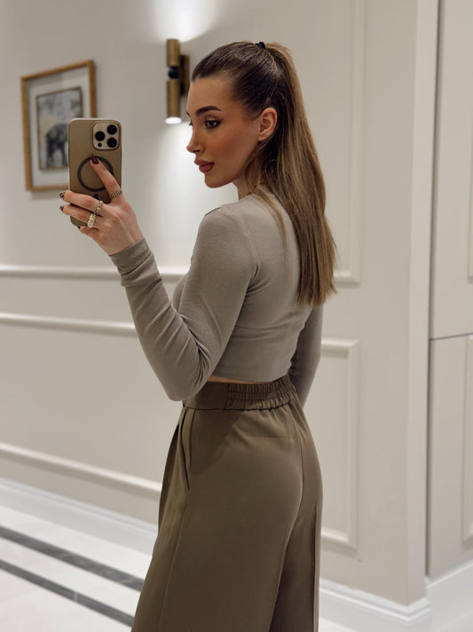 بنطلون بالازو مطوي بأزرار باللون الكاكي الذهبي