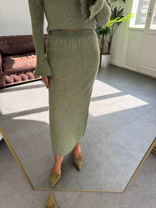 طقم كنزة وتنورة بياقة غير متماثلة