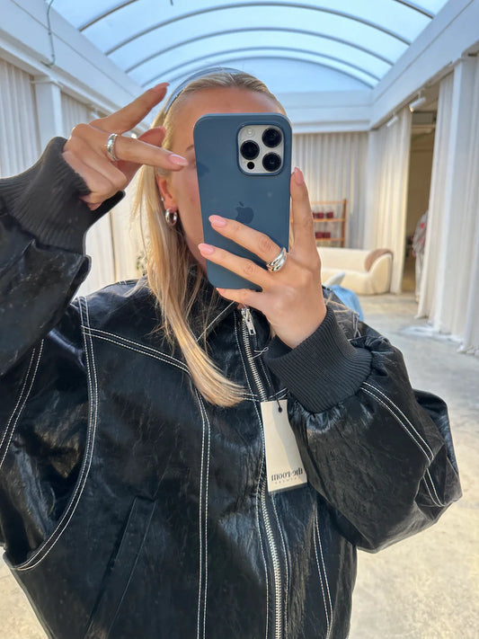 جاكيت أسود متباين الحجم من أرفيرنا