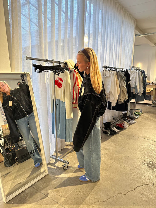 جاكيت أسود متباين الحجم من أرفيرنا