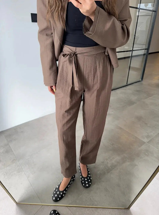 بدلة قصيرة مع ربطة عنق