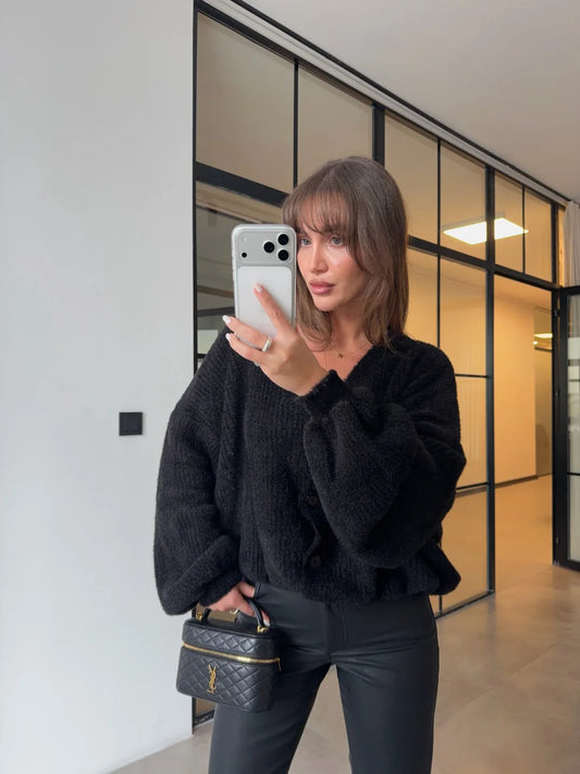كارديجان أسود ناعم الملمس بياقة على شكل حرف V
