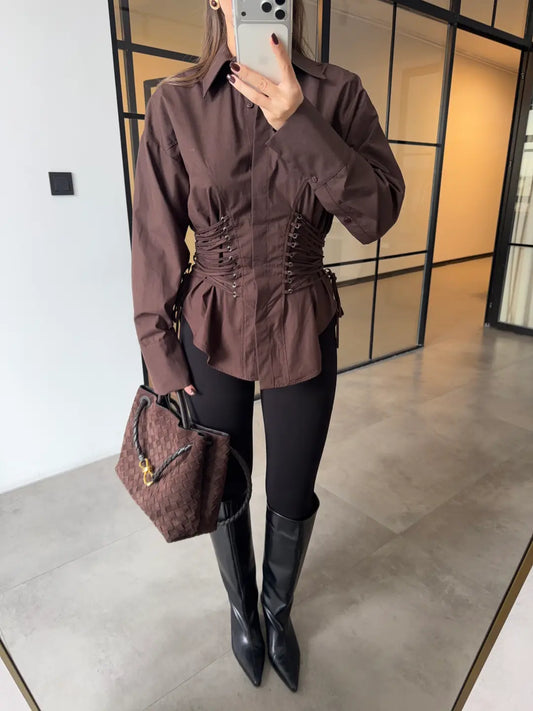 قميص بتصميم بني اللون مزين بفتحة ورباط من الحبل