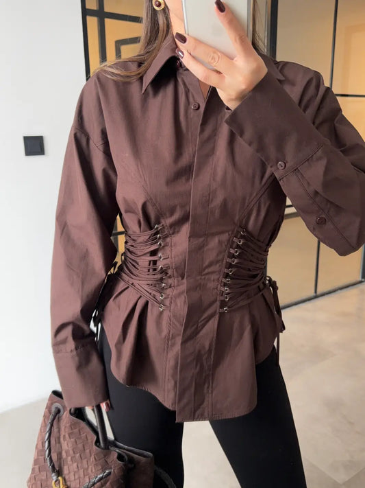 قميص بتصميم بني اللون مزين بفتحة ورباط من الحبل