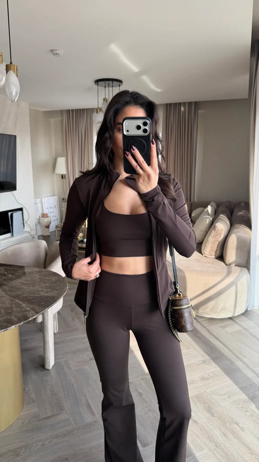 بدلة قطنية بنية اللون مكونة من ثلاث قطع