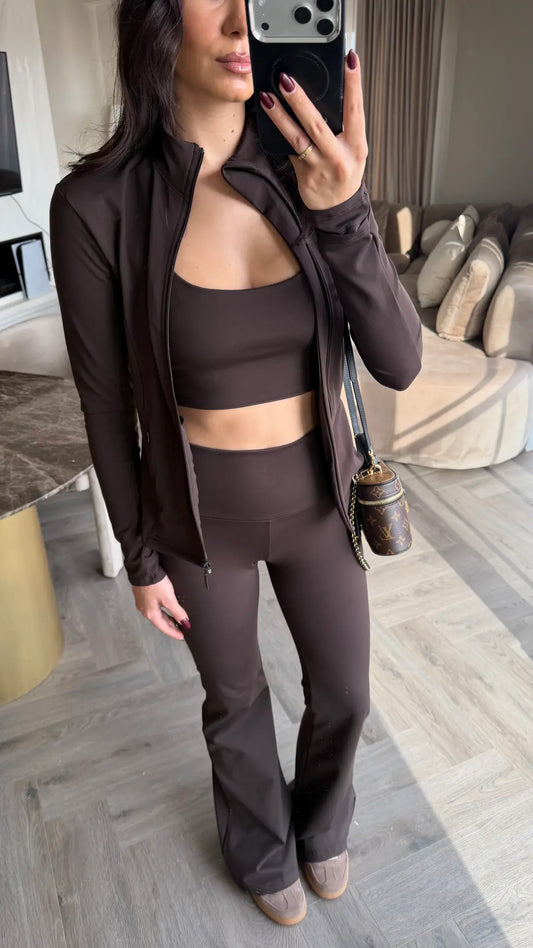 بدلة قطنية بنية اللون مكونة من ثلاث قطع