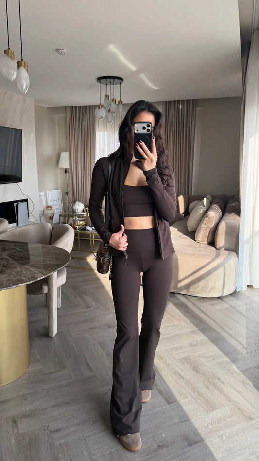 بدلة قطنية بنية اللون مكونة من ثلاث قطع