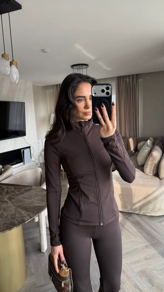 بدلة قطنية بنية اللون مكونة من ثلاث قطع