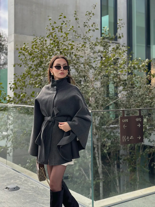 جاكيت بحزام مزين بتفاصيل أنيقة