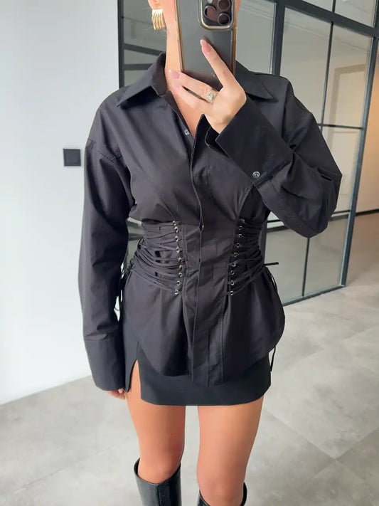 قميص بتصميم أسود مزين بفتحة ورباط من الحبل