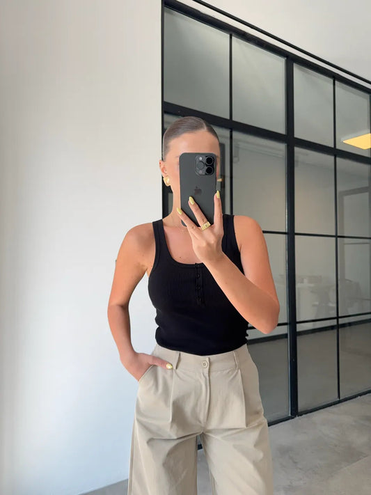 BASIC BLACK WITH BUTTON UNDERSHIRT