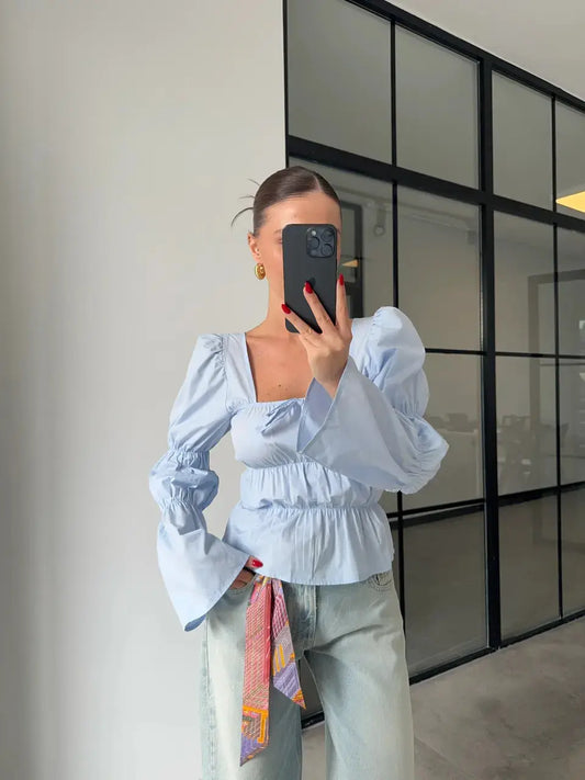 قميص بياقة مربعة وبلوزة زرقاء فاتحة