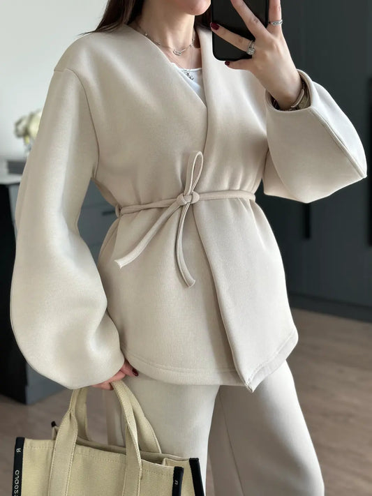 بدلة رياضية بيج اللون ذات صفين من الأزرار وربطة عنق