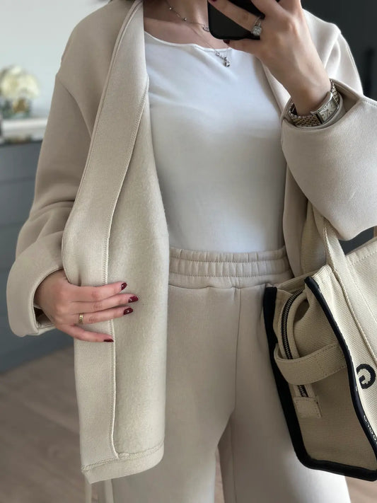 بدلة رياضية بيج اللون ذات صفين من الأزرار وربطة عنق