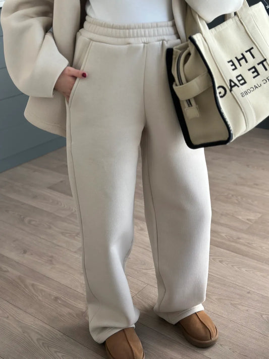 بدلة رياضية بيج اللون ذات صفين من الأزرار وربطة عنق