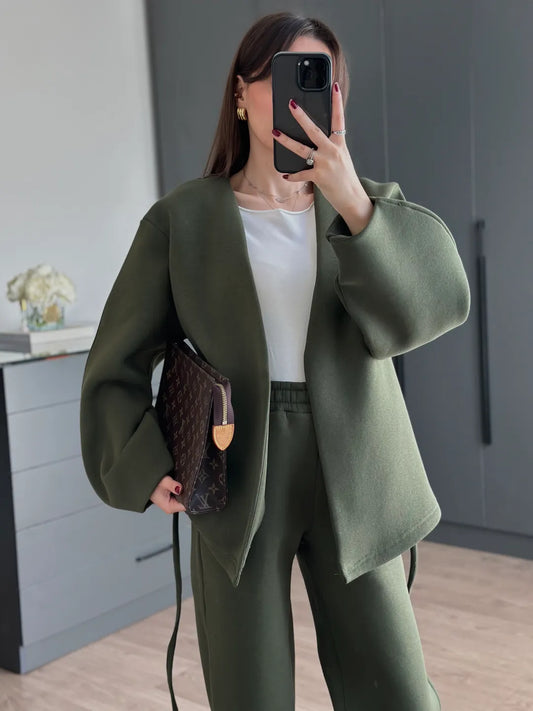 بدلة رياضية خضراء مزدوجة الصدر برباط