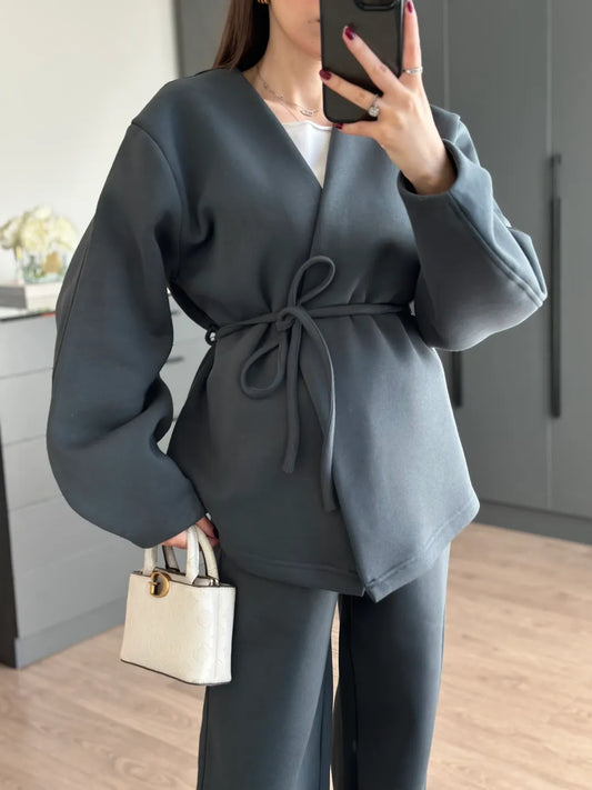 بدلة رياضية بلون أنثراسيت ذات صفين من الأزرار وربطة عنق