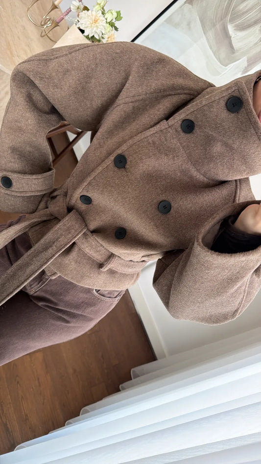 معطف قصير من الكشمير بلون بني فاتح مزين بزهرة العطاس وياقة واقفة