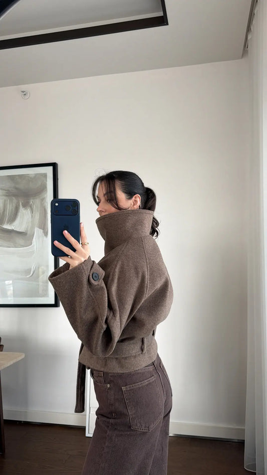 معطف قصير من الكشمير بلون بني فاتح مزين بزهرة العطاس وياقة واقفة