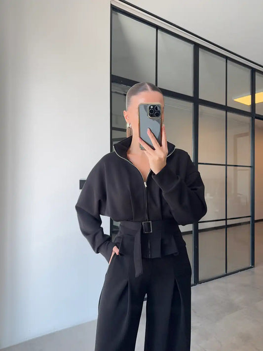 طقم أسود واسع الساقين بتفاصيل حزام