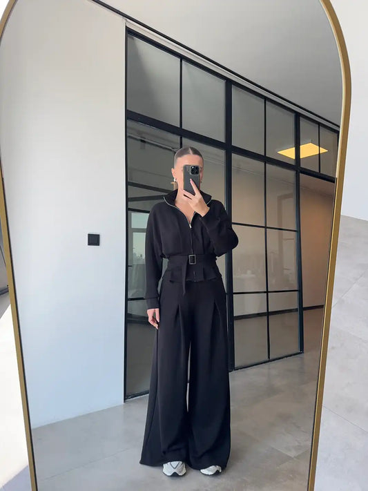 طقم أسود واسع الساقين بتفاصيل حزام