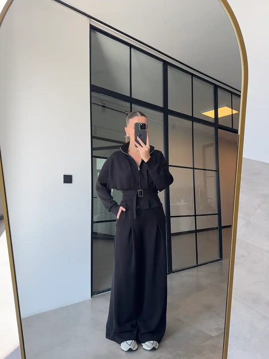 طقم أسود واسع الساقين بتفاصيل حزام