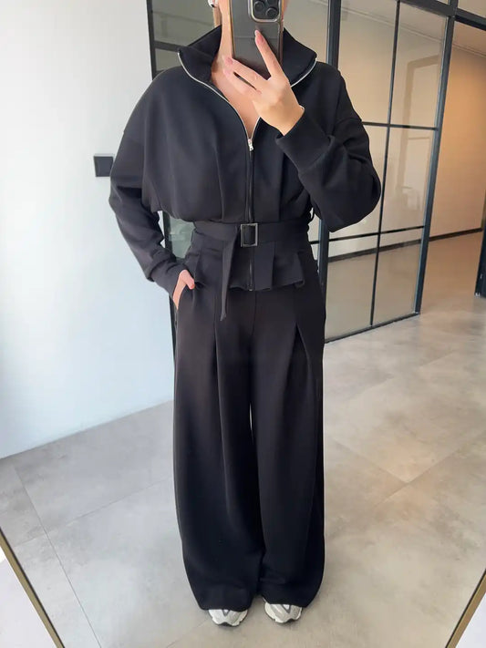 طقم أسود واسع الساقين بتفاصيل حزام