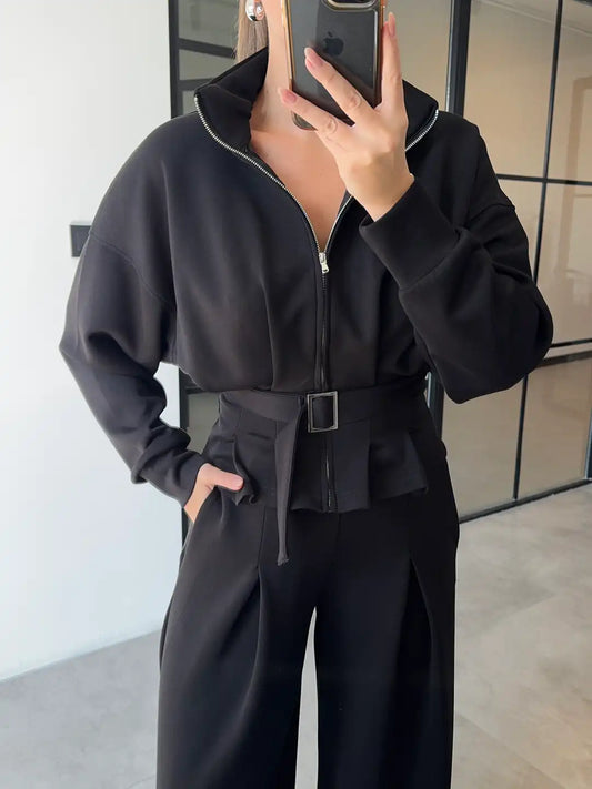 طقم أسود واسع الساقين بتفاصيل حزام