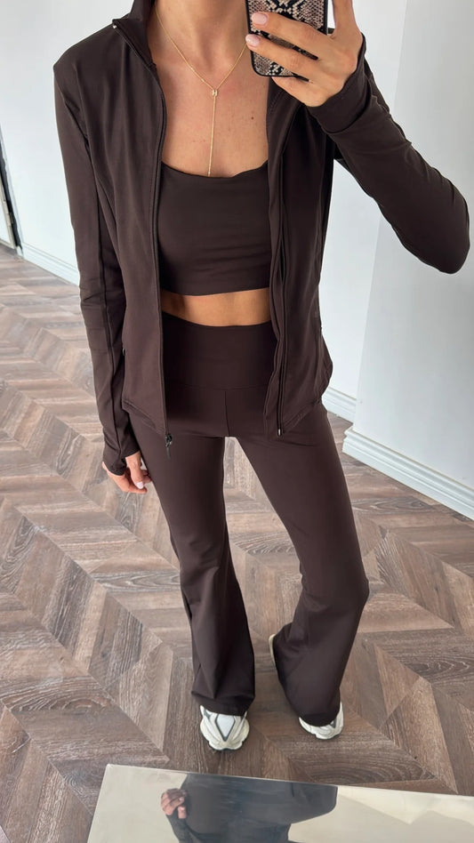 بدلة قطنية بنية اللون مكونة من ثلاث قطع