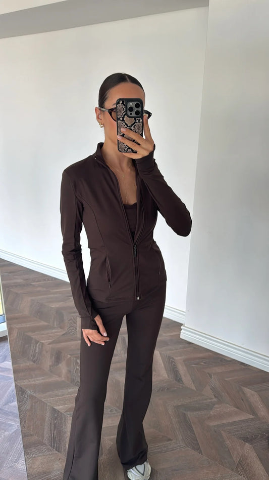 بدلة قطنية بنية اللون مكونة من ثلاث قطع