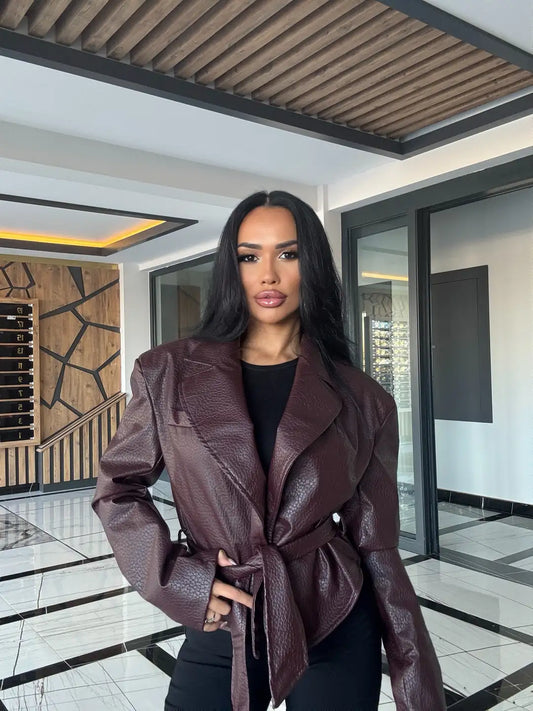 جاكيت جلدي مبطن وحزام بلون بورغندي