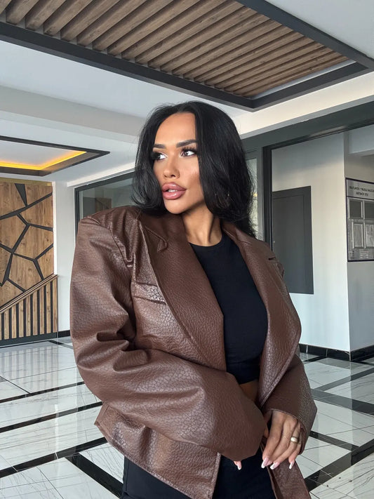 جاكيت جلد بني مبطن ومزود بحزام