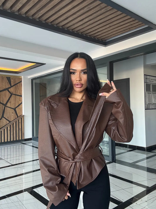 جاكيت جلد بني مبطن ومزود بحزام