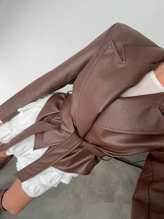 جاكيت جلد بني مبطن ومزود بحزام