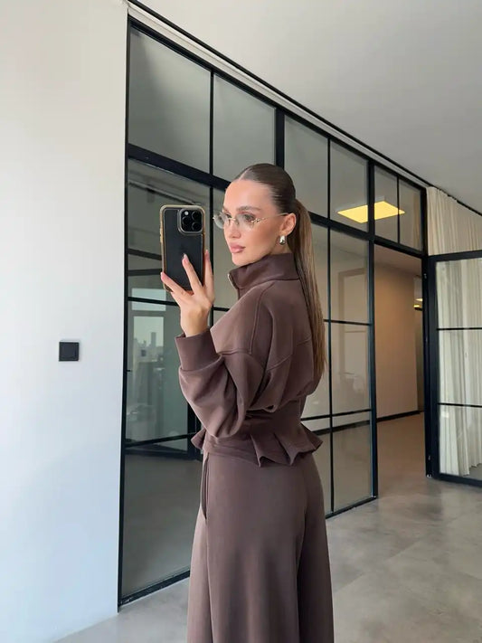 طقم بني واسع الساقين بتفاصيل حزام