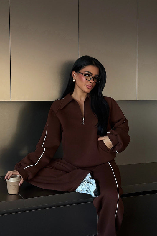 بدلة رياضية بنية اللون من سيليتا