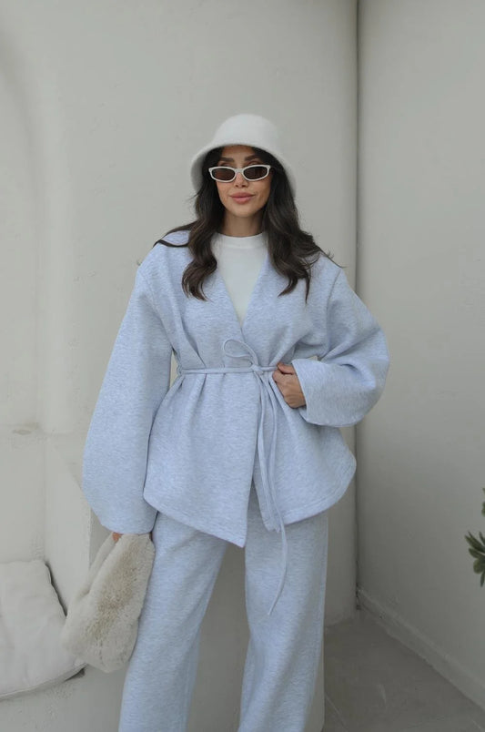 بدلة رياضية بلون الكراميل، مزدوجة الصدر، برباط