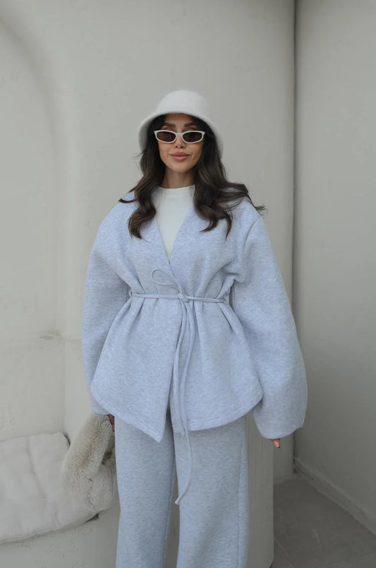 بدلة رياضية بلون الكراميل، مزدوجة الصدر، برباط